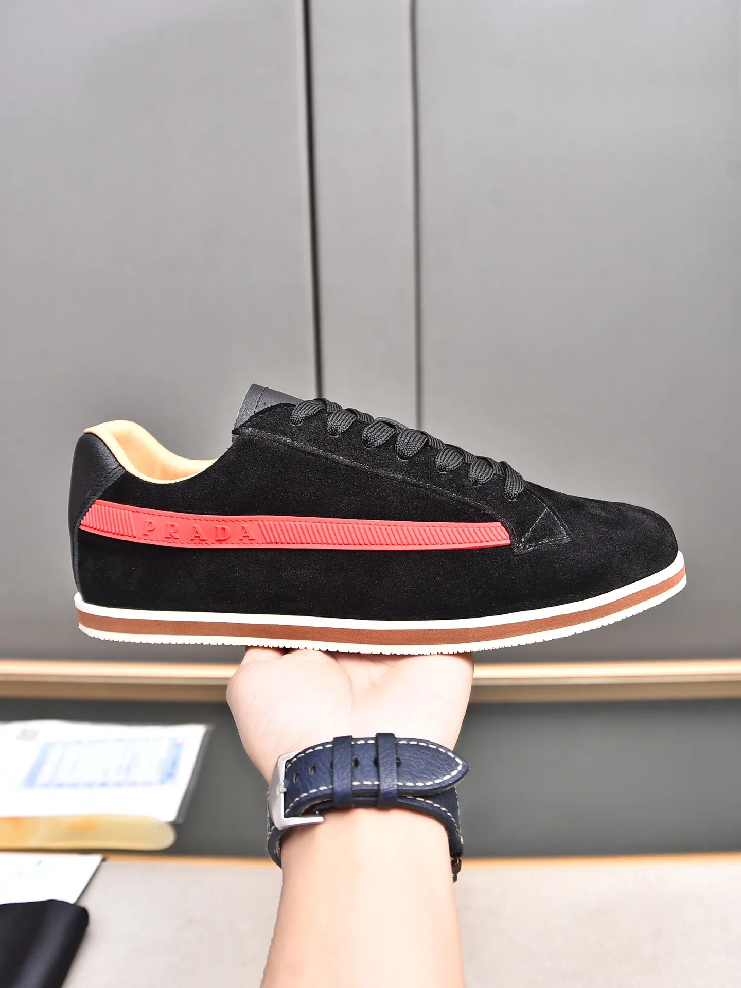Men's shoes 💰440 Prada/Prada's new men's thin-soled casual shoes, fashionable and elegant style. Made of first-layer frosted cowhide. The lining is soft, comfortable and breathable. The shoe body is marked with letter LOGO. The details are carefully crafted. Lightweight foam sole, fashionable and versatile! Size: 38-44 (45 customized)